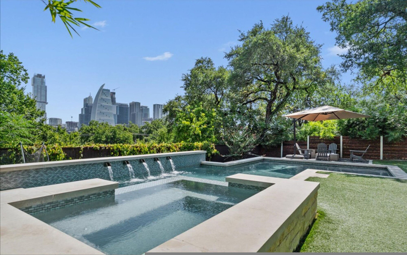 Room 4, Downtown Retreat Sleeps 24 2 Pools Spas Gyms Game Rooms Fire Pit, Travis