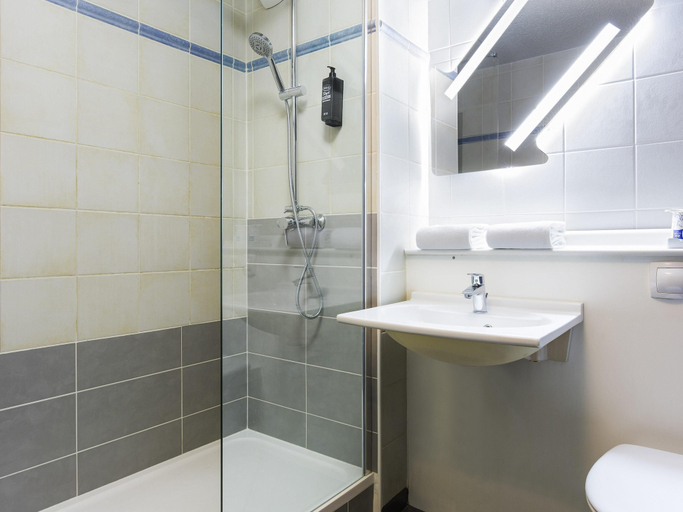Bathroom 4, Ibis Budget Fresnes, Val-de-Marne