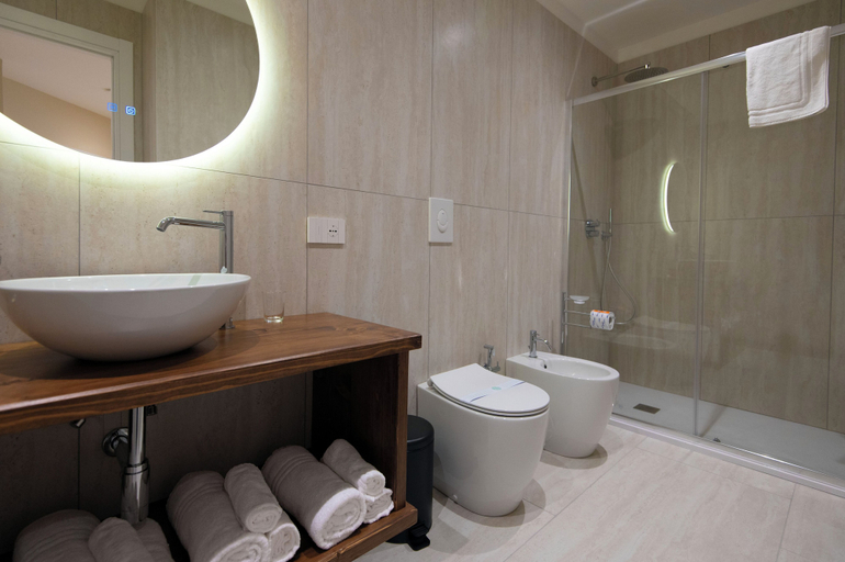 Bathroom 5, Naples Plaza Downtown, Napoli