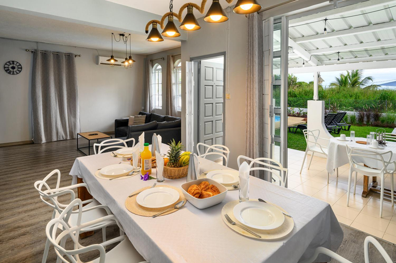 Food & Drinks 5, Direct Beachfront 5-BR Villa w Pool