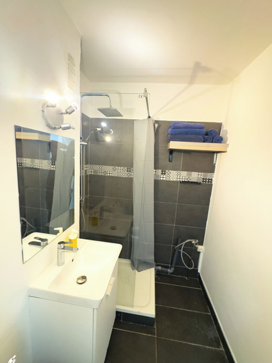 Bathroom 4, celine 7, Paris