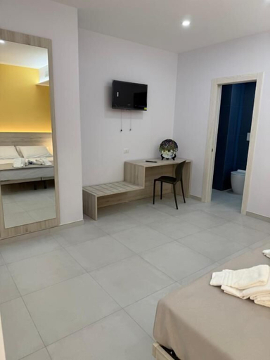 Room 2, Molo Mazzini, Lecce