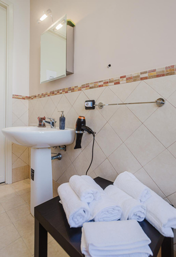 Bathroom 4, Garibaldi house, Trapani