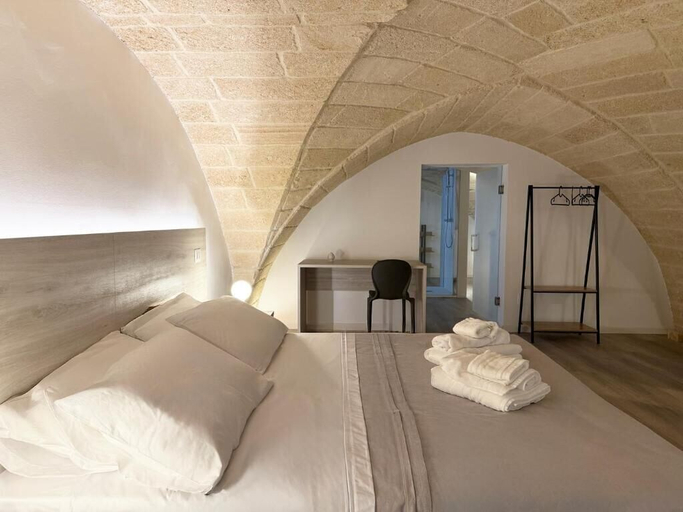Room 5, Molo Mazzini, Lecce