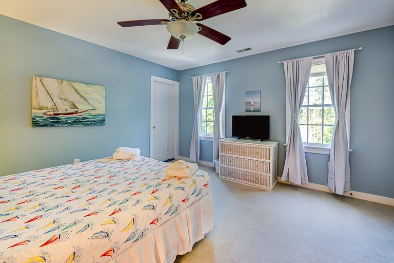 Room 2, Lakefront Home With Boat Dock, Private Firepit & Game Room - Dog-friendly, Spotsylvania