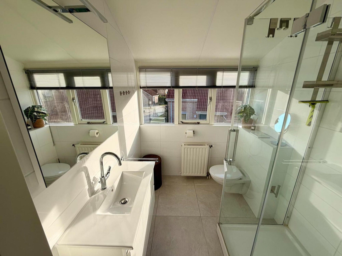 Bathroom 3, Bungalow in Breskens Near Beach and Dunes, Sluis