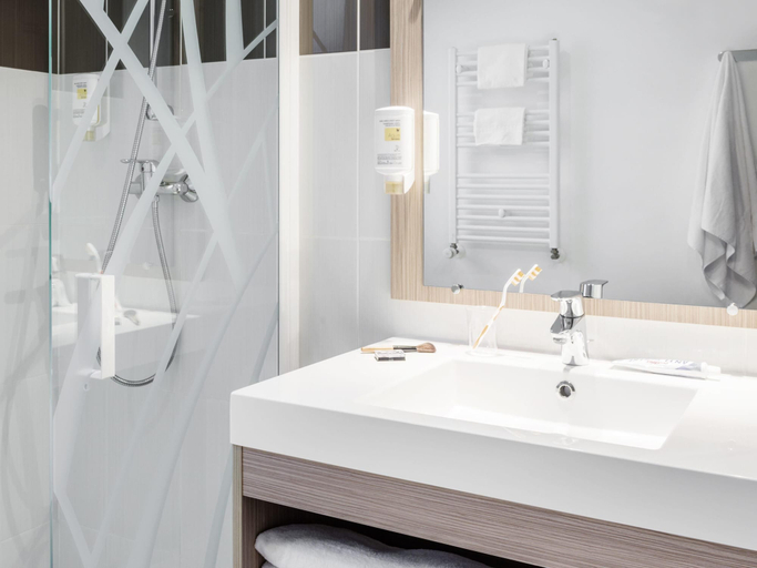 Bathroom 4, Aparthotel Adagio Access Paris Clichy, Hauts-de-Seine