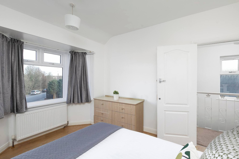 Room 3, Skyvillion - Enfield 4bed House W Garden & Parking, London