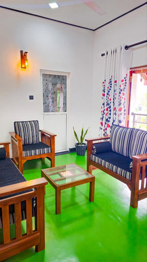 Others, Surf and stay, Weligama