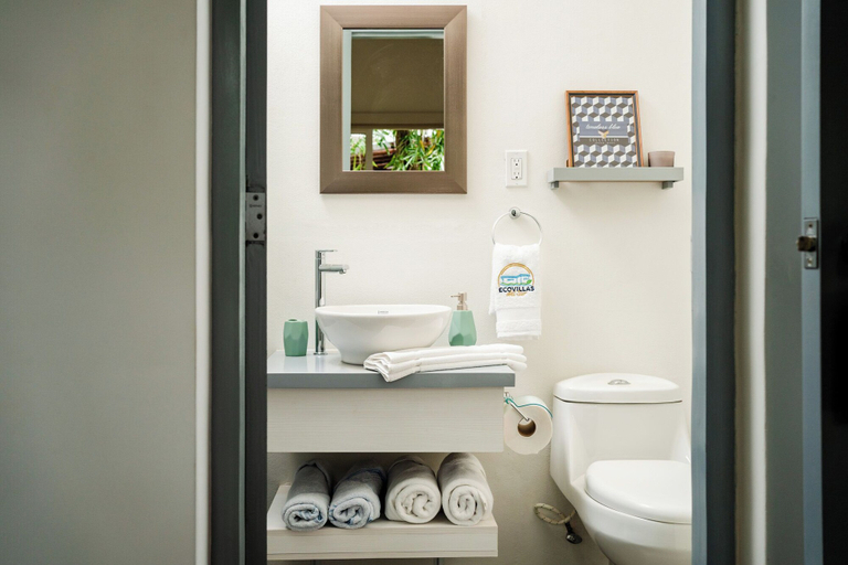 Bathroom 4, Ecovillas del Sur, Tola