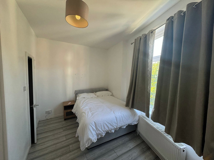 Room 2, 4-Bed House - Ensuite Rooms - Sleeps 8 - Parking, Manchester