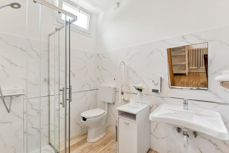Bathroom 5, Hotel La Perla, Massa Carrara
