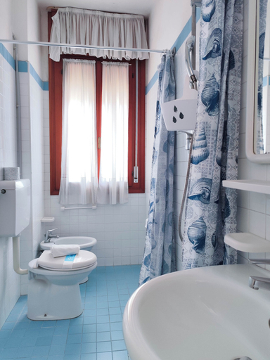Bathroom 3, Spacious Flat With Balcony by the sea, Venezia