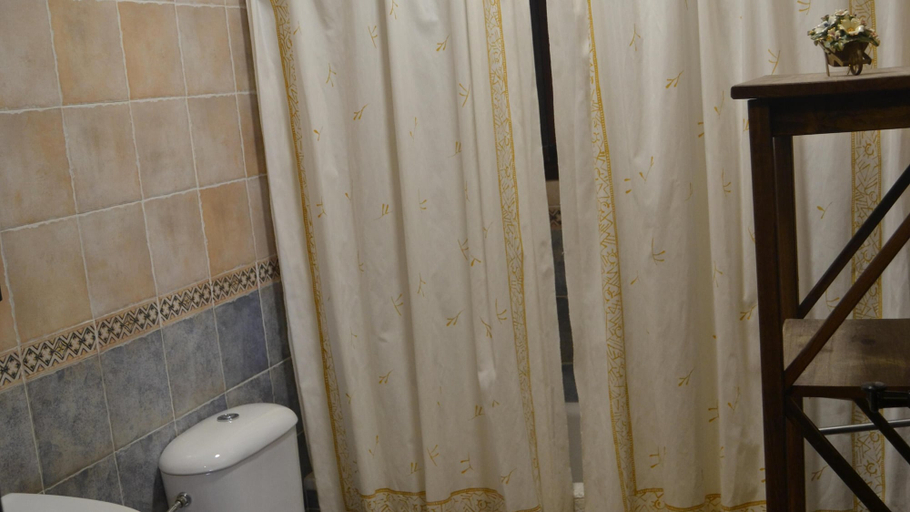 Bathroom 5, Serene Retreat in Lake Vinuela With Breathtaking Views, Málaga