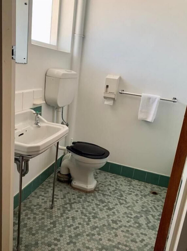 Bathroom 4, Coonalpyn Hotel, The Coorong