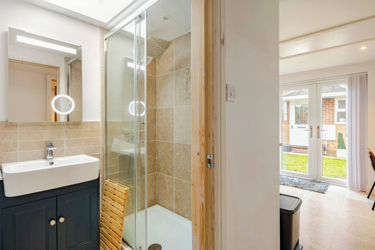 Bathroom amenities, Skylight Studio Near Hospital, Cambridgeshire
