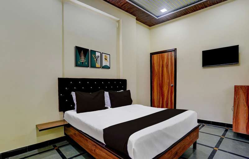 Room 4, Hotel Royal Inn Ulhasnagar, Thane