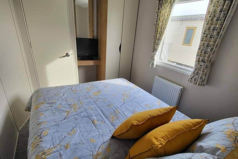 Room 2, 3 Bed - Sleeps 8 - Pet Friendly - Beach, Lincolnshire