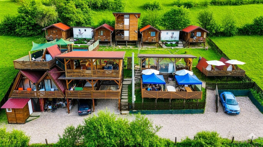 Exterior & Views