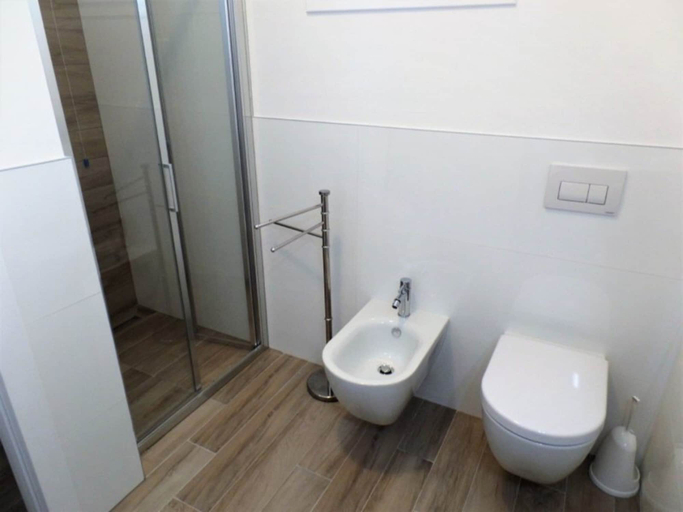 Bathroom 4, Stylish Holiday Flat With Rooftop Pool, Venezia