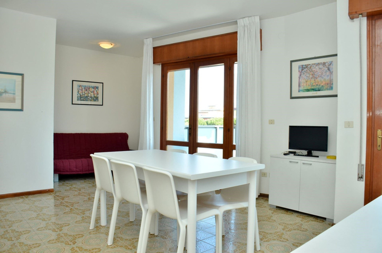 Dining room 4, Comfy Flat for six Guests in Bibione-beahost, Venezia
