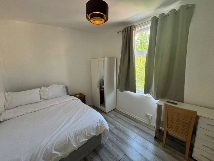 Room 5, 4-Bed House - Ensuite Rooms - Sleeps 8 - Parking, Manchester