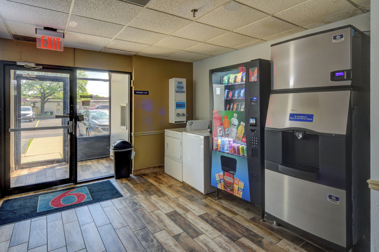 Others 5, Motel 6 Libertyville, IL, Lake
