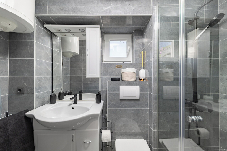 Bathroom 2, Summer Breeze Dominique 2BR Island Retreat, Sali