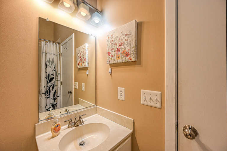 Bathroom 4, Beautiful Private Lakefront Property With Amenities & Activities Galore!, Louisa