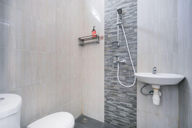 Bathroom 3, RedDoorz near Mertasari Beach 2, Denpasar