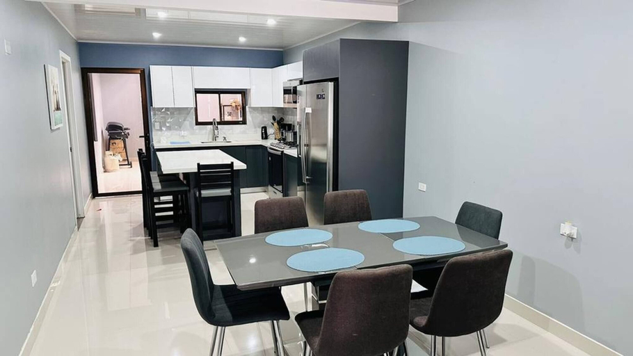 Dining room, 3 bed 2 Bath 15 min From Airport, Flores