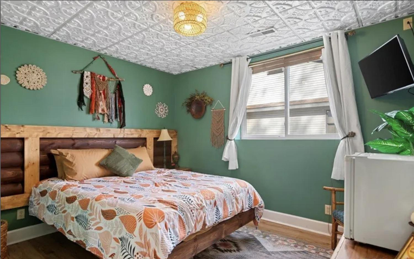 Bedroom 3, Monroe Street Suites, Pike