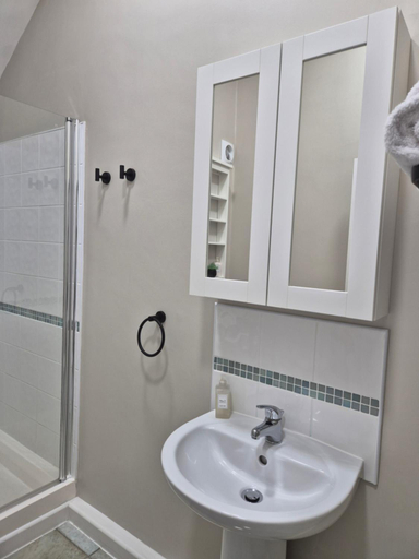 Bathroom 3, Hook Farm Cottages, Wiltshire