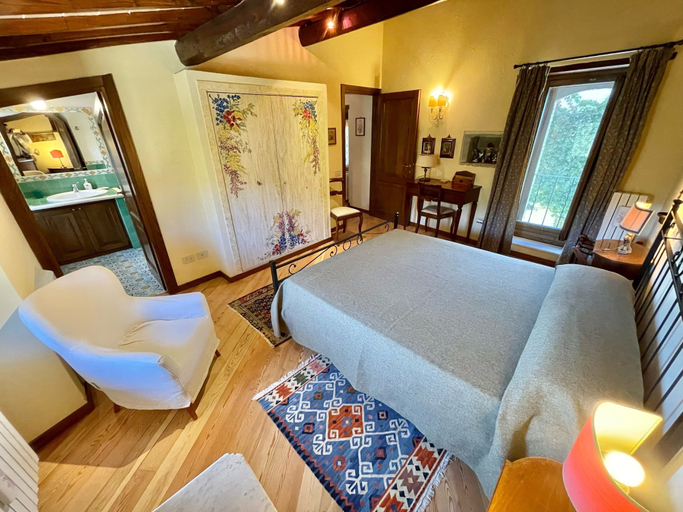 Room 2, Luxurious Umbrian Retreat for 10 With Private Terrace and Pool, Perugia