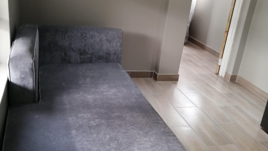 Others 5, Room-immaculate and Beautiful Chalet - f, Ekurhuleni