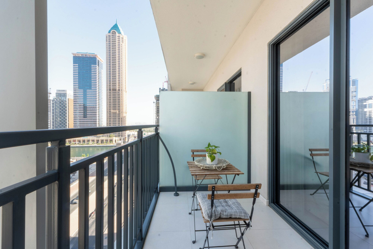 Balcony 2, Business Bay Retreat - Pool & Lake View, Dubai