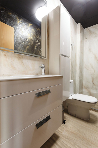 Bathroom, Picasso-style apartment with parking, Málaga