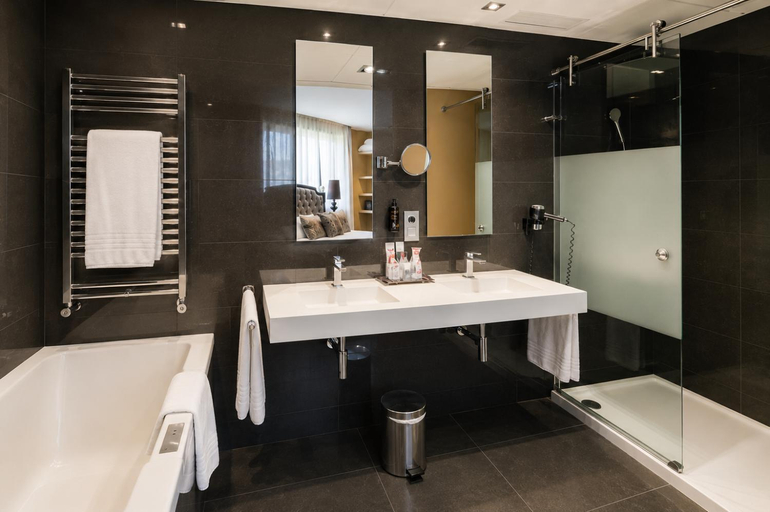 Bathroom 5, Hotel Condestable Iranzo, Jaén