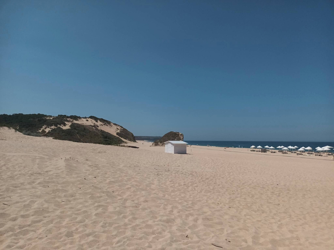 Beach 3, Tranquil Retreat in Sesimbra with Private Entrance and Stunning Views, Sesimbra