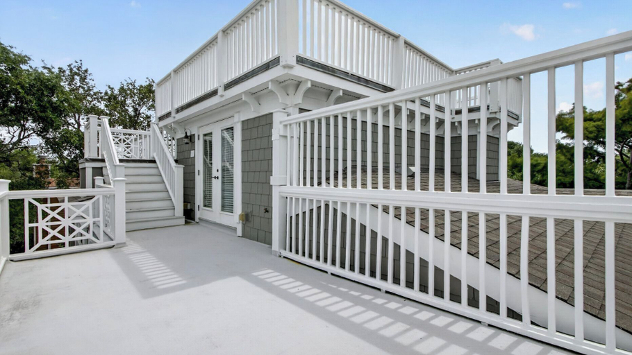 Interior 2, 9 24th Avenue by Avantstay Walk to Beach + Pool + Rooftop Deck, Charleston