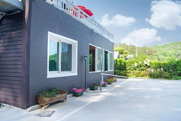 Exterior & Views