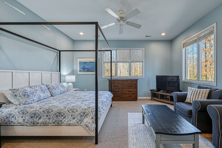 Room 5, Beautiful Private Lakefront Property With Amenities & Activities Galore!, Louisa