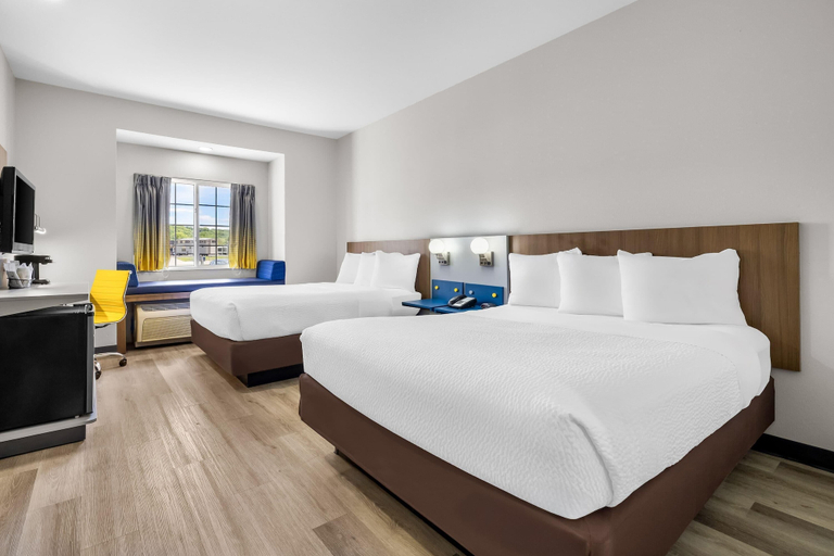 Bedroom 4, Microtel Inn & Suites by Wyndham Prairie du Chien, Crawford