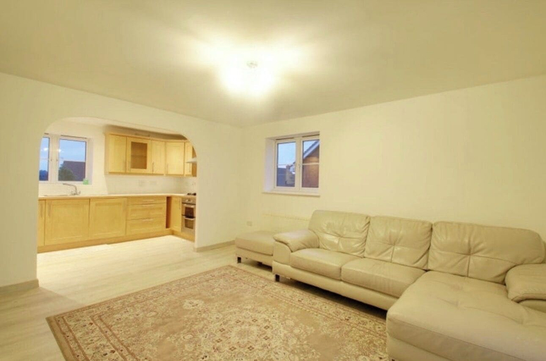 Living room 2, 2 Double Bed Flat, En-suite, Top Floor, With Private Parking, Hertfordshire