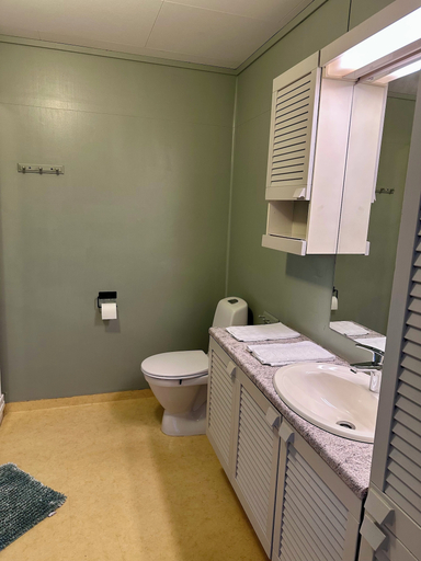 Bathroom 4, Lydersen Rorbuer, Flakstad