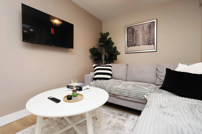 Living room 3, Modern 5BR Home new, South Gloucestershire