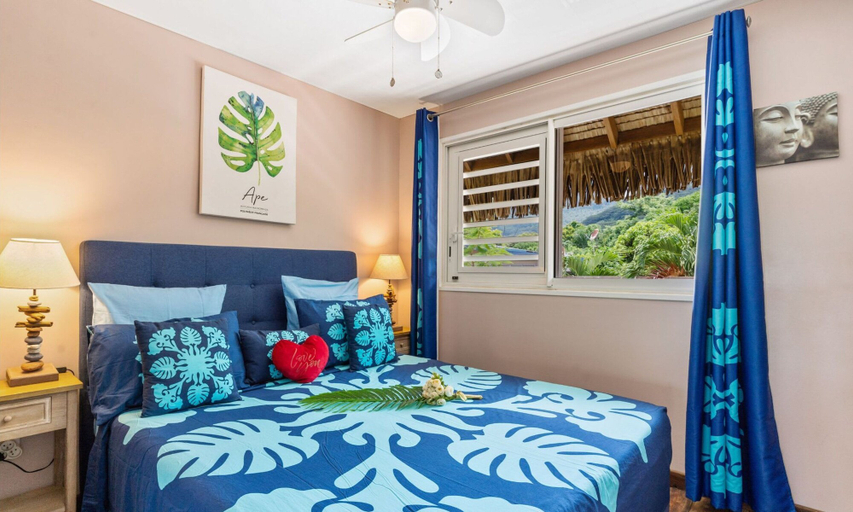 Room 2, Beachfront Bungalows With Sunset Views in Haapiti