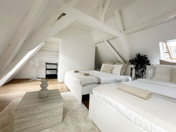 Room 4, 2BR Apartment with Canal View in Ghent, Oost-Vlaanderen