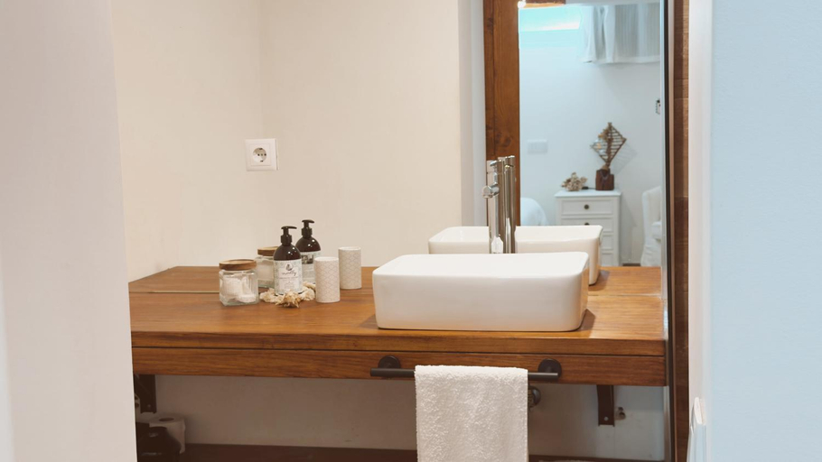 Bathroom 3, Vila Vale Guest House - Surf & Yoga, Almada