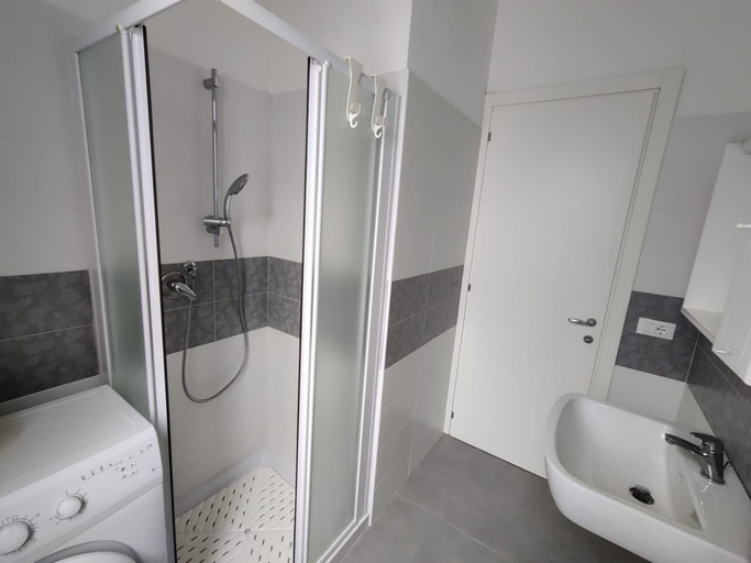 Bathroom 4, Comfortable Property Seafront in Caorle, Venezia